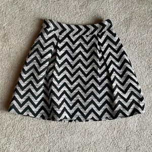Banana Republic Zig Zag Tweed Skirt | Size
2 | Black & Ivory | Lined | Pockets
